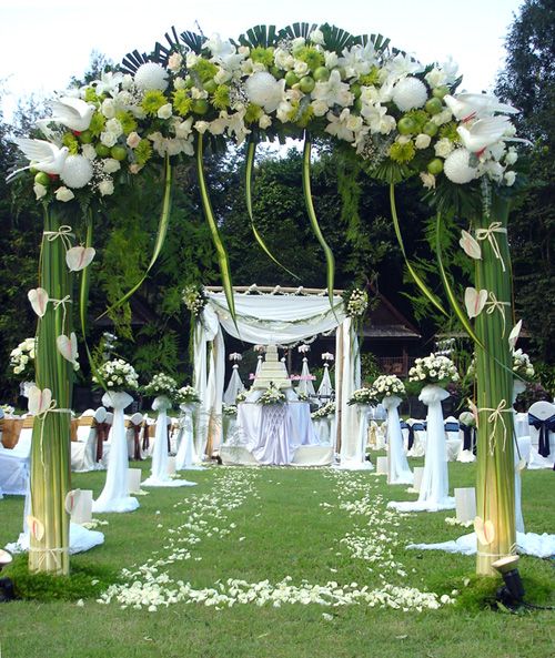 Your wedding arch decorations are the perfect frame for one of your most 