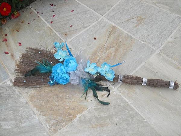 buget wedding flowers jumping broom